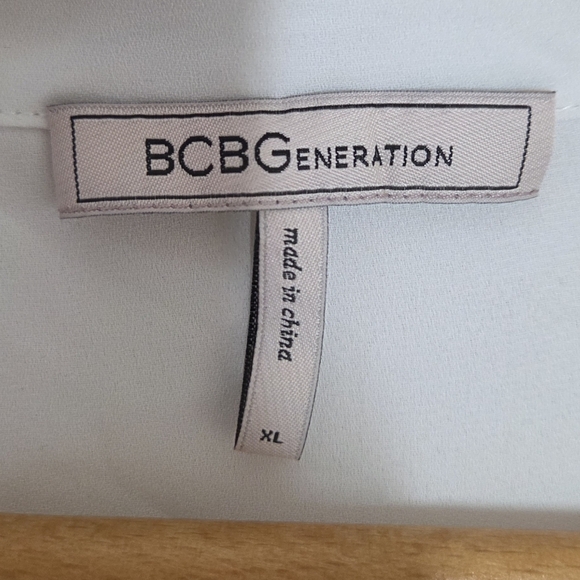 BCBGeneration | White Long Sleeve Blouse with Blue Trim Details Size XL - Picture 3 of 7